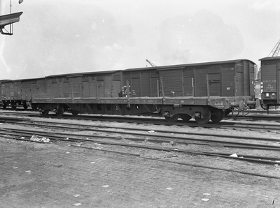 167534 Afbeelding van een 4-assige rongenwagen van de N.S.